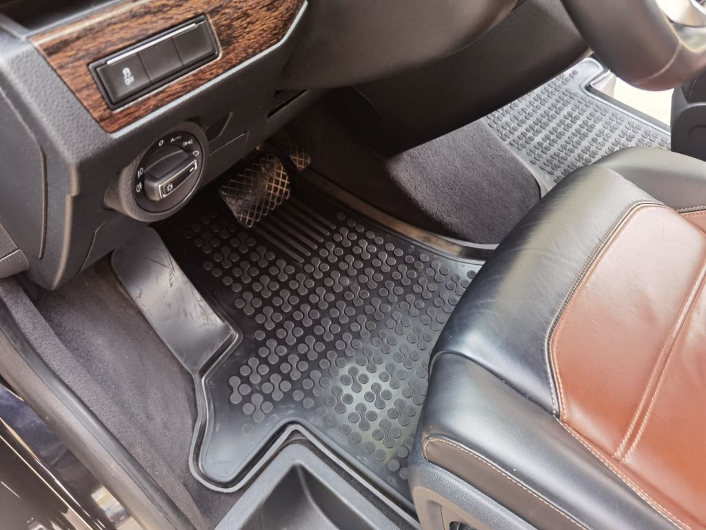 VW Multivan gumiszőnyeg-hótálca méretpontos 2015.04-